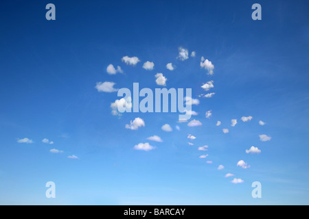 Deux nuages en forme de coeur sur ciel bleu pour usages multiples Banque D'Images