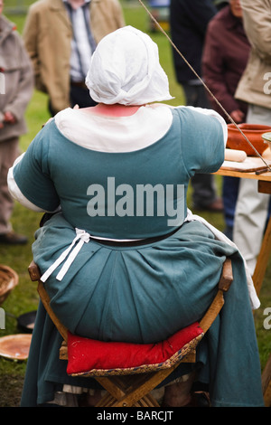 Femme dans un costume médiéval des paysans Banque D'Images