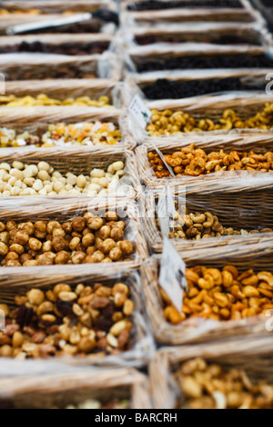 Un assortiment de fruits secs et de noix en vente dans un magasin d'aliments santé, Royaume-Uni Banque D'Images