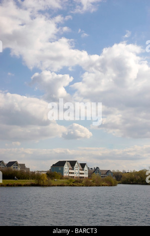 Un lac avec quelques maisons en bois plaqués Banque D'Images