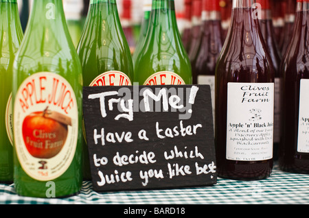 Le jus de pomme en vente sur un marché de fermiers décrochage, UK Banque D'Images