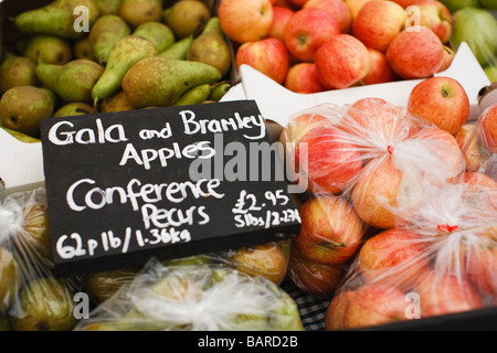 Les pommes et poires pour la vente à un marché de fermiers, UK Banque D'Images
