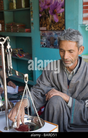 Pesée du vendeur le safran, le Jammu-et-Cachemire, l'Inde Banque D'Images