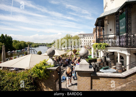 Pitcher et piano bar en Richmond upon Thames Riverside et du développement de la Tamise Banque D'Images