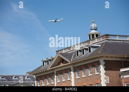 Un jet volant à basse altitude au-dessus de la rivière Richmond upon Thames à atterrir à Heathrow Banque D'Images