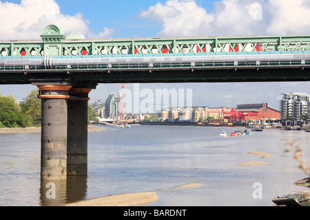 Vue sur la rivière Thames à Wandsworth de Putney Bridge grâce à Putney pont de chemin de fer traversé par train de tube Banque D'Images