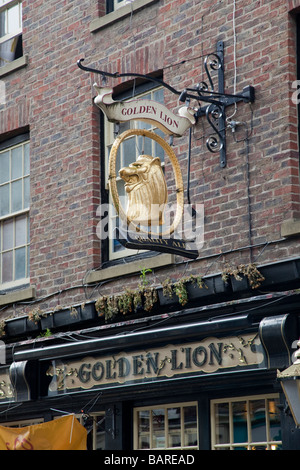 Golden Lion pub sign York Yorkshire UK Banque D'Images