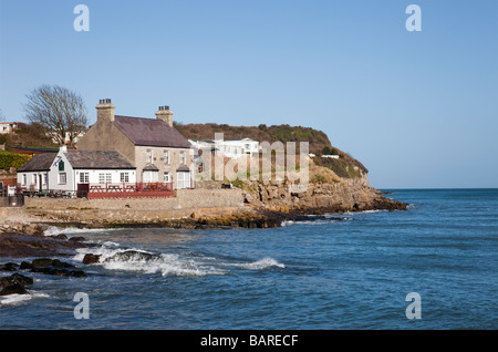 Benllech Isle of Anglesey au nord du Pays de Galles Royaume-uni Grande-bretagne mer cafe sur promontoire rocheux surplombant Baie à marée haute Banque D'Images