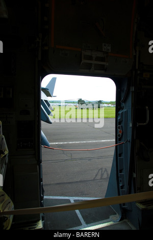 Une porte d'un C-17 Globemaster à nos vers un hélicoptère Chinook de la RAF Banque D'Images