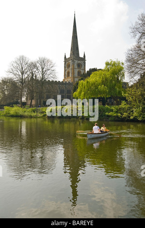 Grand angle vertical d'un jeune couple rowing réussi l'église Holy Trinity, où William Shakespeare est enterré, sur une journée ensoleillée Banque D'Images