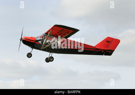 Coyote rouge II avion ultra G-BYZO décolle à l'aérodrome de Popham, Hampshire, Angleterre Banque D'Images