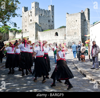 Une femelle côté Morris dancing in front of Rochester château pendant que les socs Festival dans le Kent. Banque D'Images