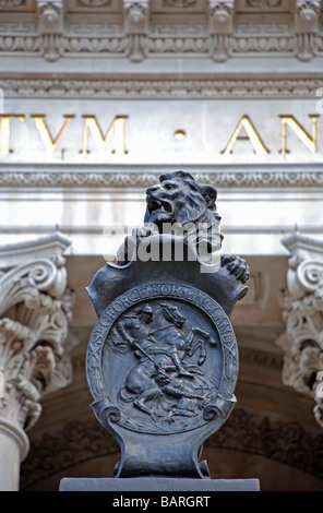 Lion et emblème de St George en face de la Banque d'Angleterre Banque D'Images