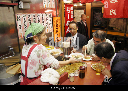 Noddle petit restaurant à Shinjuku Tokyo Japon Banque D'Images