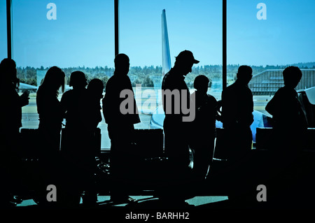 Les voyageurs dans la file d'attente à l'aéroport à bord d'un avion Banque D'Images