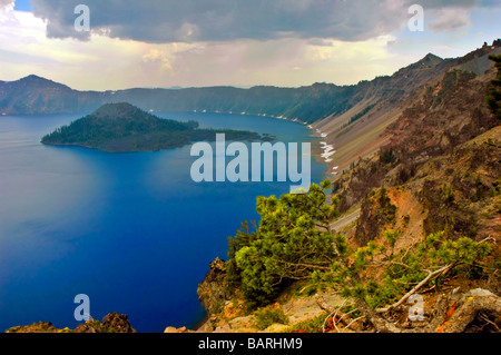 Wizard Island and the shores of Crater Lake National Park Oregon Banque D'Images