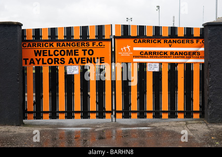 Grille d'entrée de l'avenue Taylor, terrain du Carrick Rangers Football (soccer) team. Banque D'Images