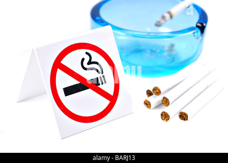 Aucun signe de fumer avec la cigarette et cendrier isolé sur fond blanc Banque D'Images