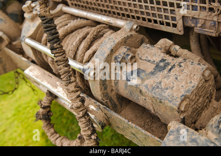 Couvert de boue à l'avant du treuil d'un 4x4 Landrover Banque D'Images