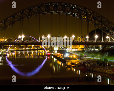 Vue nocturne de la Newcastle upon Tyne Bridge, avec le Millennium Bridge derrière Banque D'Images