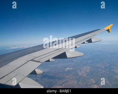 Vue sur l'aile d'Airbus en vol des avions à réaction Banque D'Images