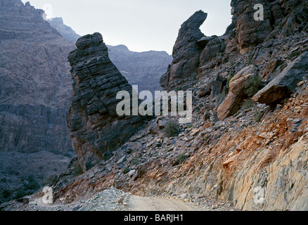 Gravier vers le village de Yasab en passant par les montagnes Hajar occidental zum Dorf Yasab Schotterstrasse Banque D'Images