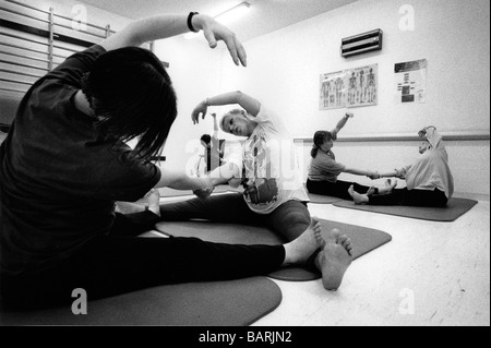 Le Cours de Yoga cours complémentaires à l'hôpital Homerton ante-cours prénataux le lien entre les femmes à différents stades de la grossesse Banque D'Images