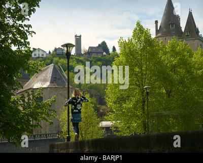 Fille qui marche sur le mur à Durbuy la plus petite ville de Belgique Banque D'Images