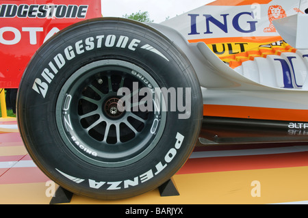 Pneu Bridgestone afficher sur un châssis Renault R29 Banque D'Images