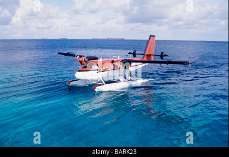 Des taxis d'hydravion à l'embarcadère. Maldives Air Taxi. Banque D'Images