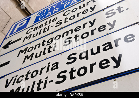 Plaque de rue montrant direction pour grands parkings à Belfast Banque D'Images