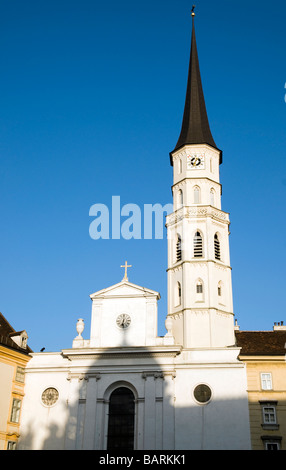 St Michael's Church (Michaelerkirche) à Vienne avec ciel bleu et l'ombre d'un dôme moulé sur la façade blanche du bâtiment Banque D'Images