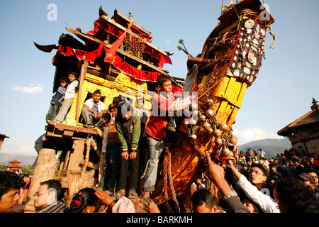 Bhaktapur, Népal 13 Avril 2008 Les enfants préparer le grand chariot qui sera tiré au cours de la nouvelle année népalaise Banque D'Images