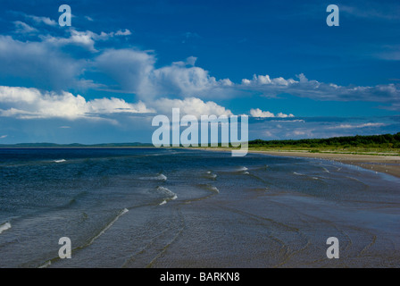 Du vent et de la mer baltique ondulée de l'eau avec plage près de Swinoujscie, en Pologne. Banque D'Images