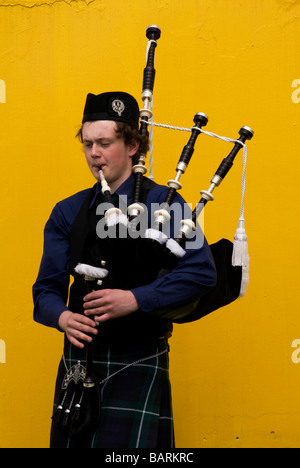 Les jeunes pratiquant PIPER POUR L'EXÉCUTION BACKSTAGE SUR LE FOND JAUNE LUMINEUX DE CAMION DE LIVRAISON Banque D'Images