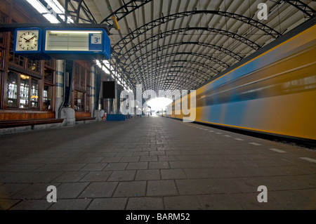 Une station de train aux Pays-Bas avec le train en mouvement Banque D'Images