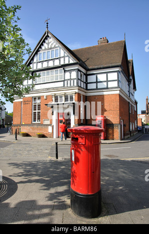 Bibliothèque de Hertford et rouge post box, ancienne Croix, Hertford, Hertfordshire, Angleterre, Royaume-Uni Banque D'Images