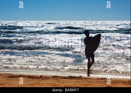 Young man with surfboard Banque D'Images