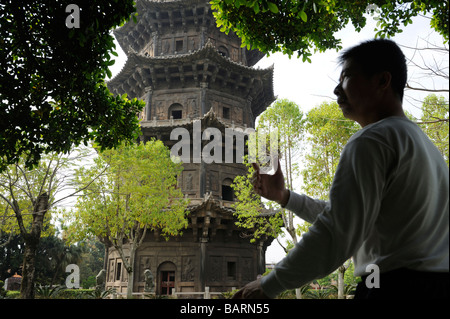 L'homme chinois pratiquer le Taiji tôt le matin à Kaiyuan Temple à Quanzhou, Fujian, Chine. 14-Apr-2009 Banque D'Images