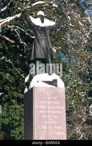 La neige a couvert 'Lord Stanley' Statue au parc Stanley, Vancouver British Columbia Canada en hiver Banque D'Images