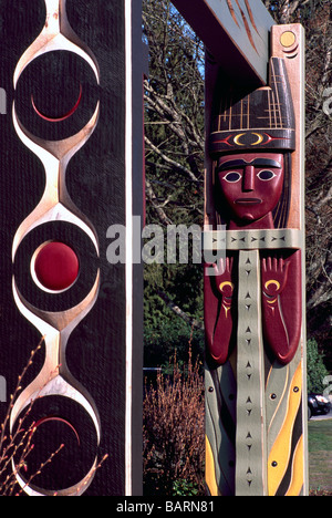 Les Salish de la côte de passerelle totem sculpté en automne à Brockton Point dans Stanley Park Vancouver British Columbia Canada Banque D'Images