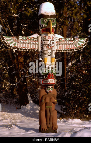 La neige a couvert les Kwakwaka'wakw (kwakiutl) Totem en hiver à Brockton Point dans Stanley Park Vancouver British Columbia Canada Banque D'Images