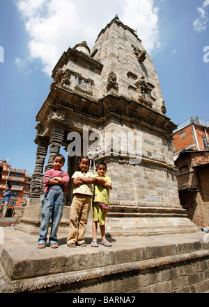 Bhaktapur, Népal 13 avril 2008 les petits enfants debout devant temple dans les vieilles rues de Bhaktapur au cours de la nouvelle année népalaise Banque D'Images