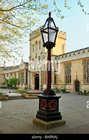 BEDFORD, BEDFORDSHIRE, Royaume-Uni - 21 AVRIL 2009 : lampadaire orné à Harpur Square Banque D'Images