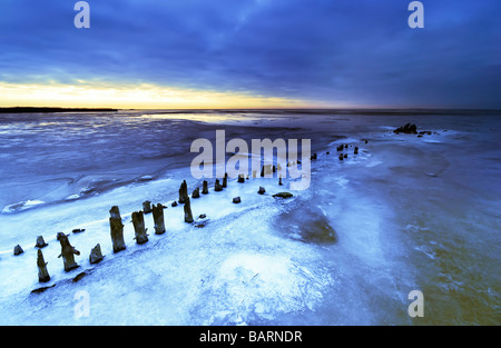 Belle photo de paysage d'un lac gelé pendant le coucher du soleil en Frise aux Pays-Bas Banque D'Images