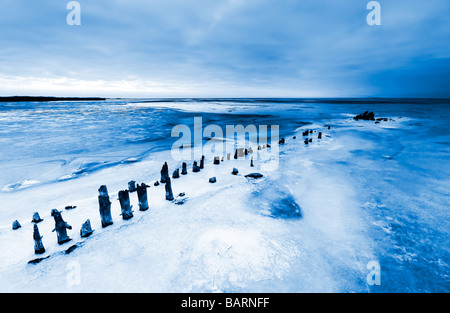 Belle photo de paysage d'un lac gelé pendant le coucher du soleil Banque D'Images