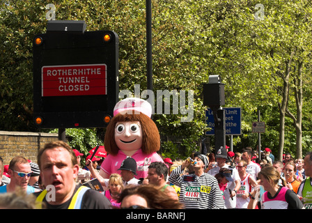 Runner costumés dans un uniforme d'infirmières domine le bouquet dans le Marathon de Londres de 2009. Banque D'Images