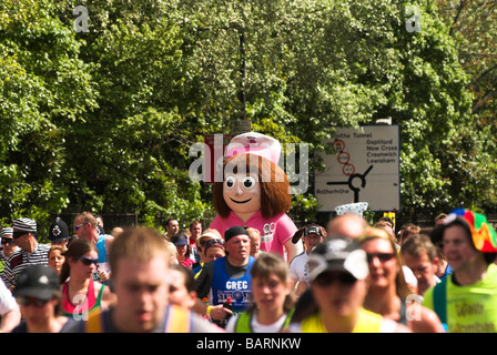 Runner costumés dans un uniforme d'infirmières domine le bouquet dans le Marathon de Londres de 2009. Banque D'Images