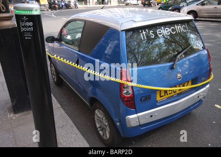 Les acheteurs de voitures électriques à accorder des primes en espèces G-Wiz les véhicules électriques sont stationnés dans les baies de chargement Banque D'Images