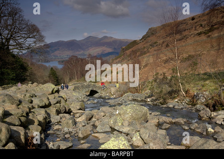 Les touristes en Ashness Bridge dans le Lake District Banque D'Images